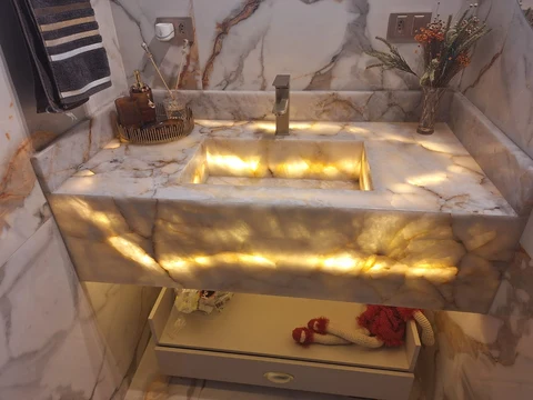 Lavatório com pedra e iluminação apresentado no catálogo